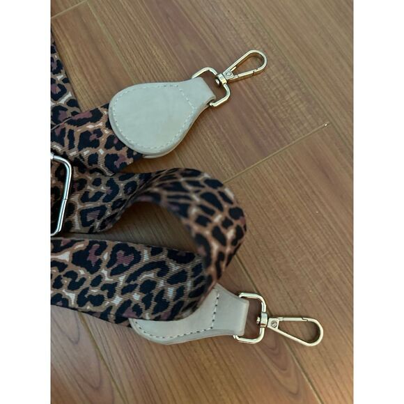 Bag strap connects to bag for crossbody - Picture 2 of 2